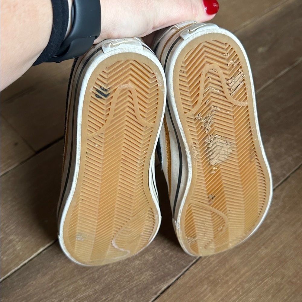 Nike kids sneakers size 1.5 Y - Picture 4 of 4